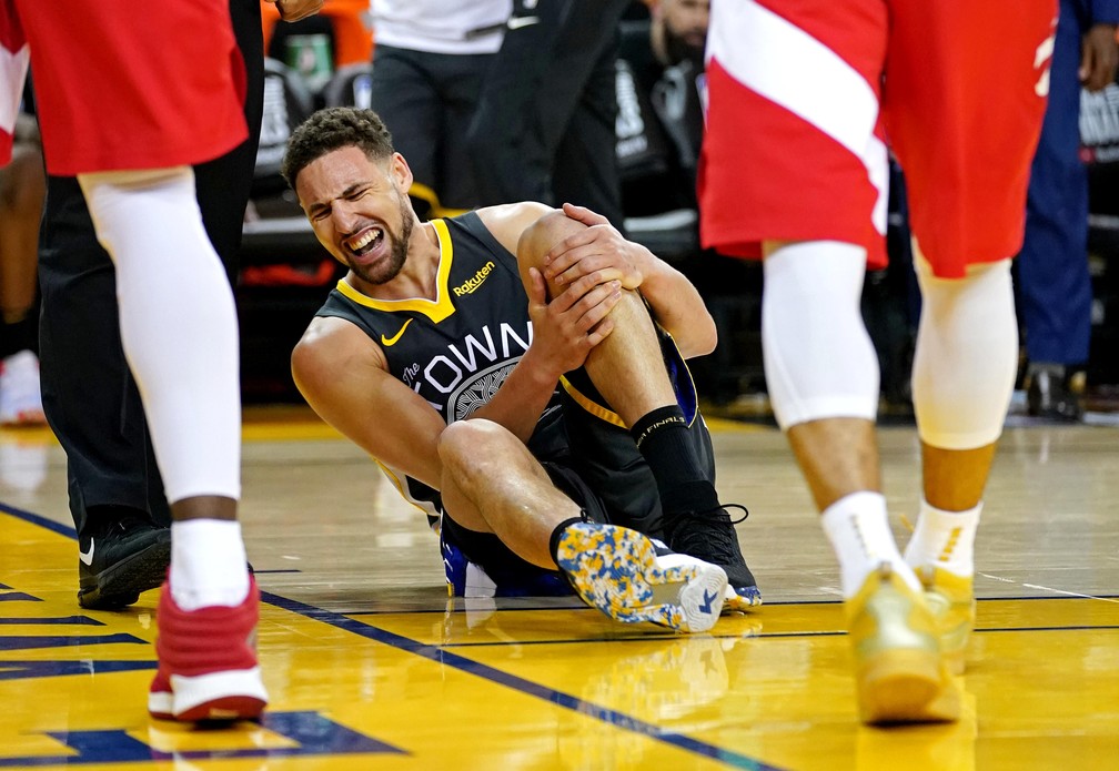 Klay Thompson machuca o joelho e deixa o jogo 6 da final — Foto: Kyle Terada/Reuters