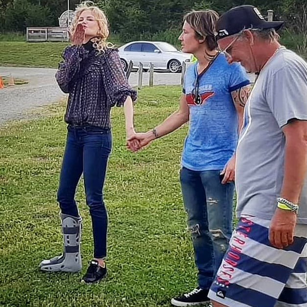 Nicole Kidman usa bota ortopédica ao lado de Keith Urban (Foto: Reprodução/Instagram)