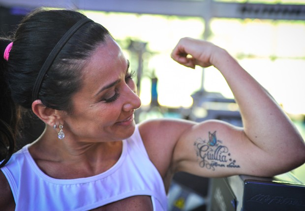 Scheila Carvalho mostra músculos e a tatuagem com o nome da filha (Foto: Márcia Tavares/Revista QUEM)