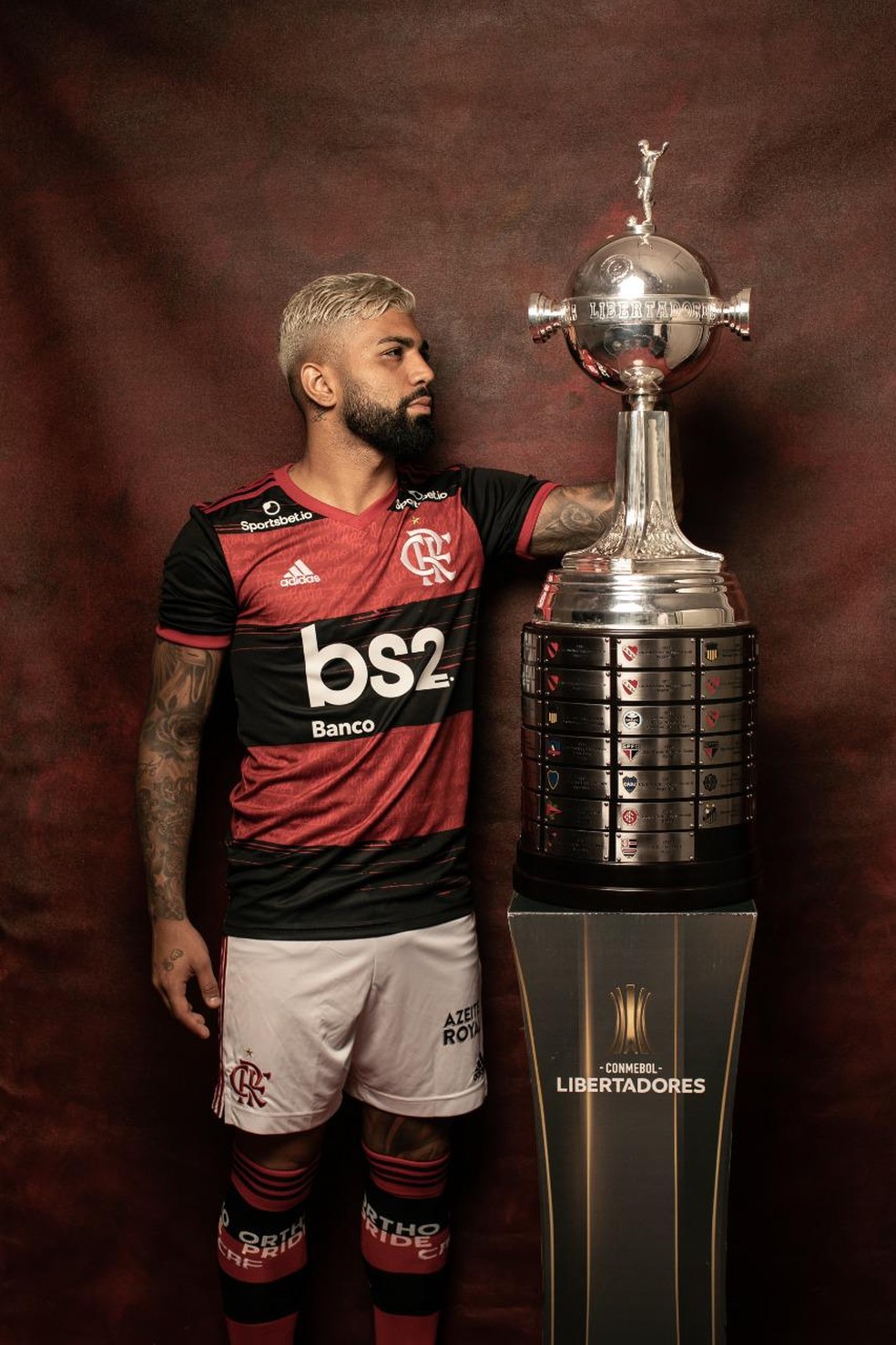 Gabigol com a Taça da Libertadores — Foto: Libertadores Divulgação