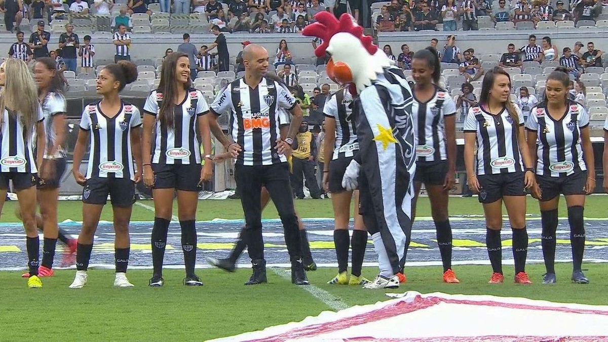 Atletico Mg Repudia Ato De Mascote Com Zagueira Do Time Feminino E Afasta Funcionario Atletico Mg Ge