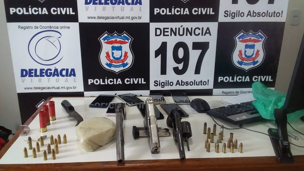 Armas e drogas foram encontradas nas casas onde as vítimas foram mortas em Colniza — Foto: Polícia Civil de Colniza (MT)