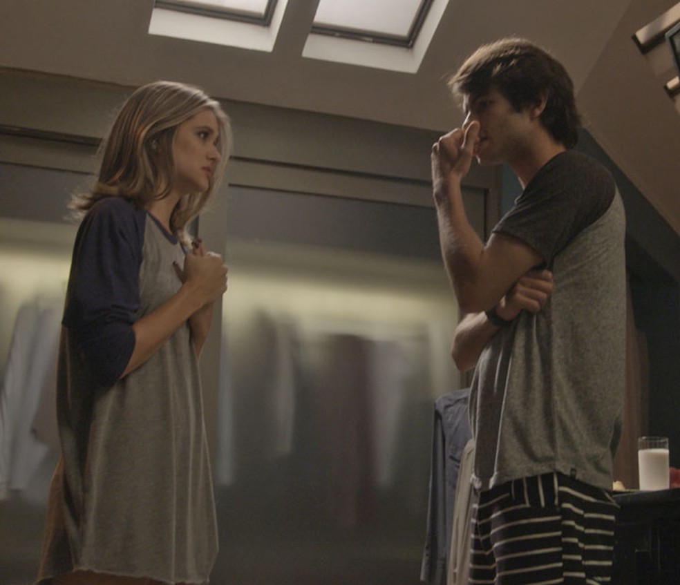 Cassandra (Juliana Paiva) acaba contando sobre a gravidez de Lili (Vivianne Pasmanter) para Fabinho (Daniel Blanco) — Foto: TV Globo