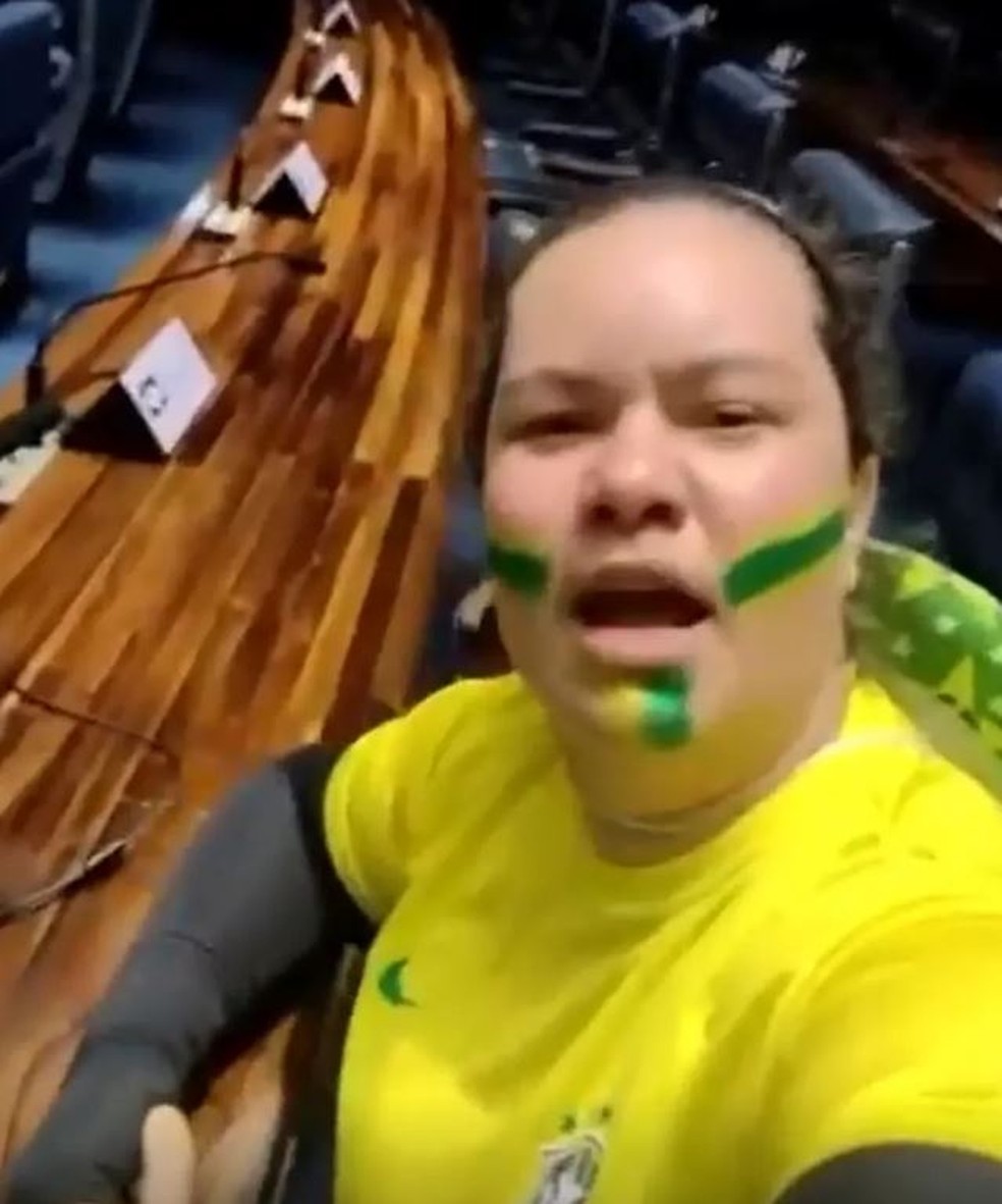 Bolsonarista terrorista Alessandra Faria Rondon invadiu o Senado e pediu a prisão de políticos de Mato Grosso — Foto: Reprodução/Facebook