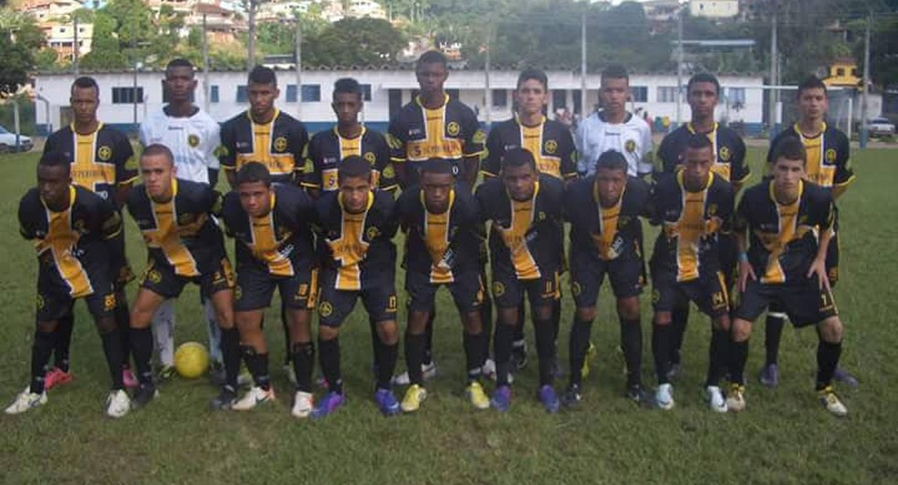 Wesley Moraes (em pé, ao centro) defendeu time entre 2010 e 2013 — Foto: Uberabinha/Divulgação