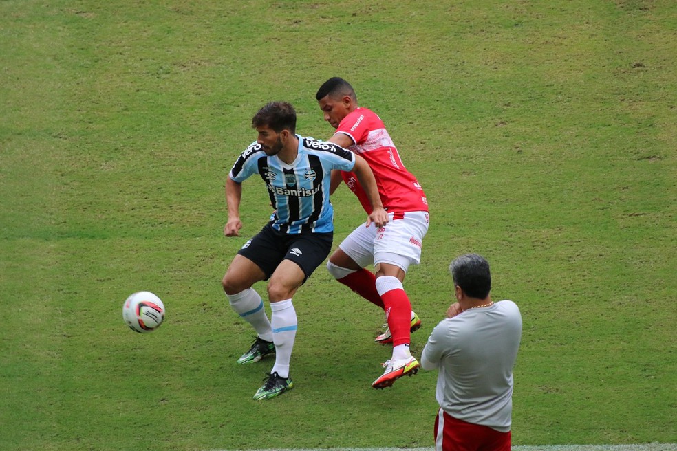 Cabo observa o jogo na Arena do Grêmio — Foto: Eduardo Moura / ge
