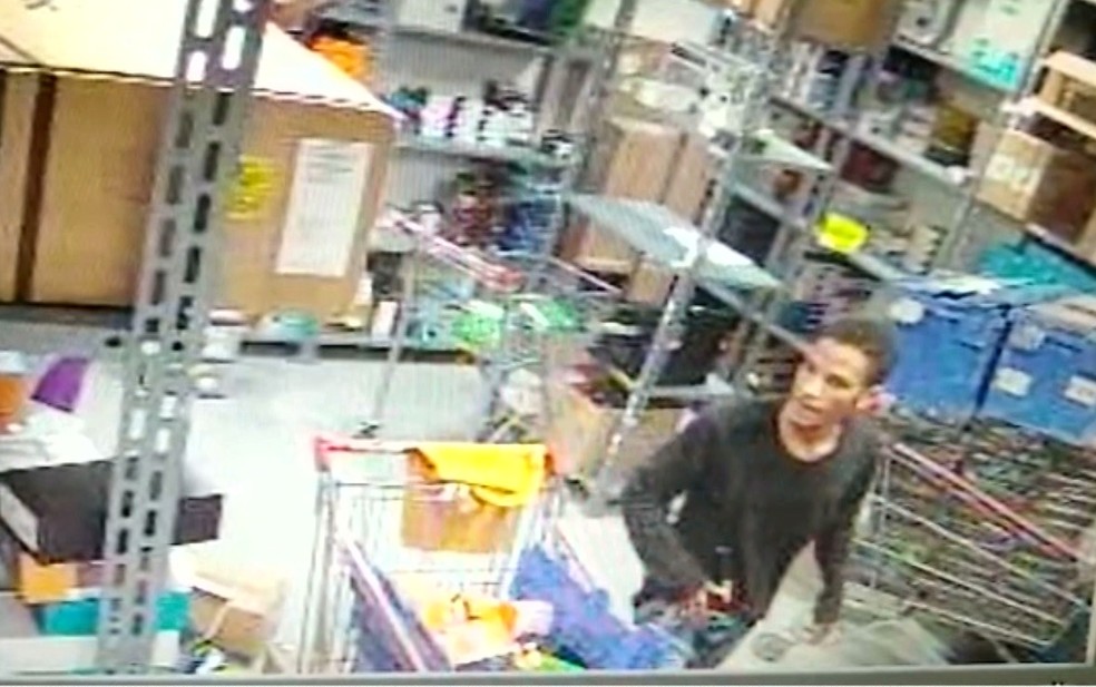 Câmeras do hipermercado registraram o momento em que o local foi assaltado, em Campina Grande — Foto: TV Paraíba/Reprodução