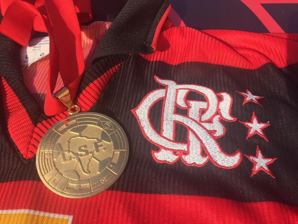 Camisa do título, que Lê já recusou vender, e medalha revitalizada, que está como se fosse nova — Foto: Thiago Lima