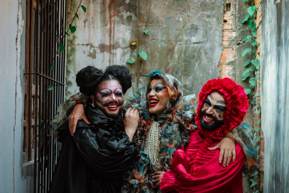 Coletivo 'NoiteSuja' apresenta espetáculo sobre vivências drag no teatro Margarida Schivasappa, em Belém