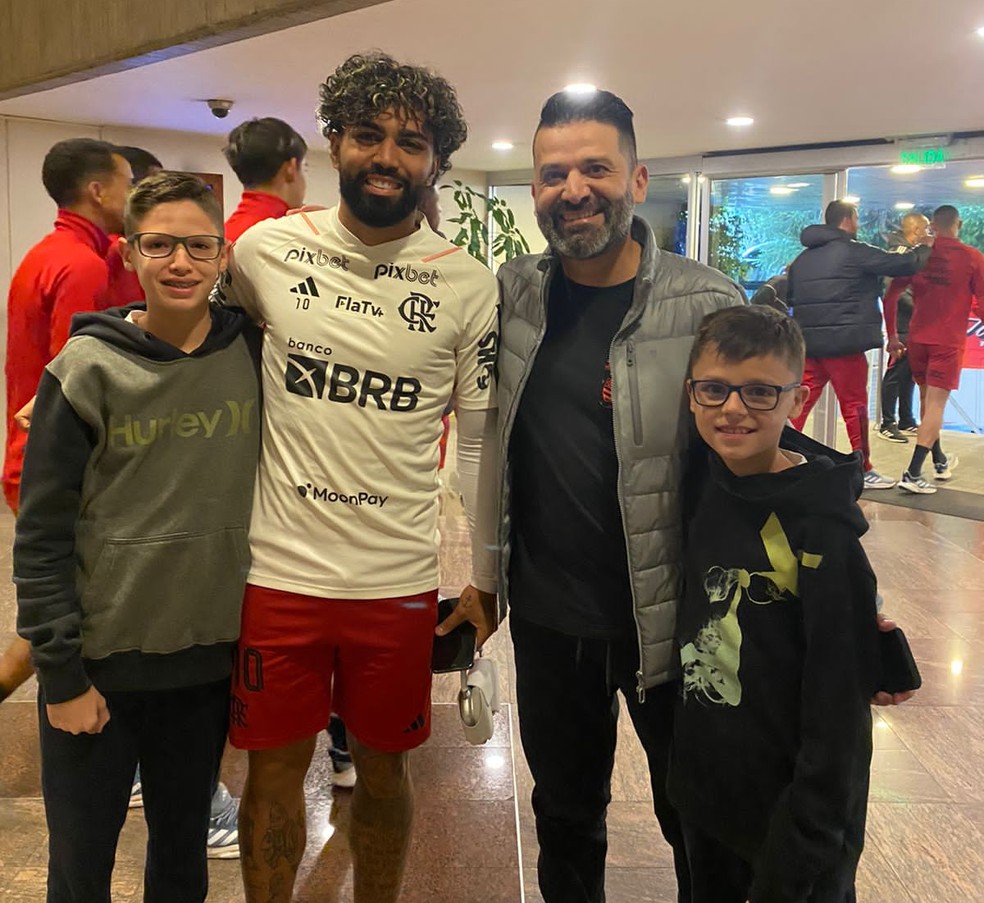 Helder, Pedro e Jo&atilde;o com Gabigol &mdash; Foto: Arquivo Pessoal