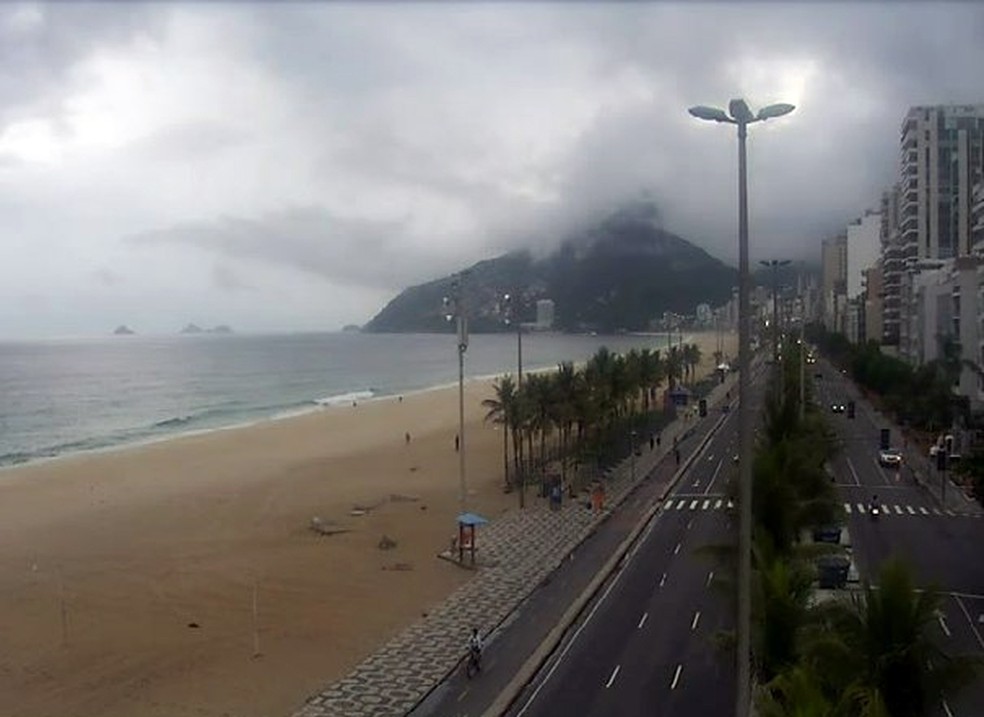 Nuvens cobrem o Morro Dois Irmãos, na Zona Sul do Rio — Foto: COR