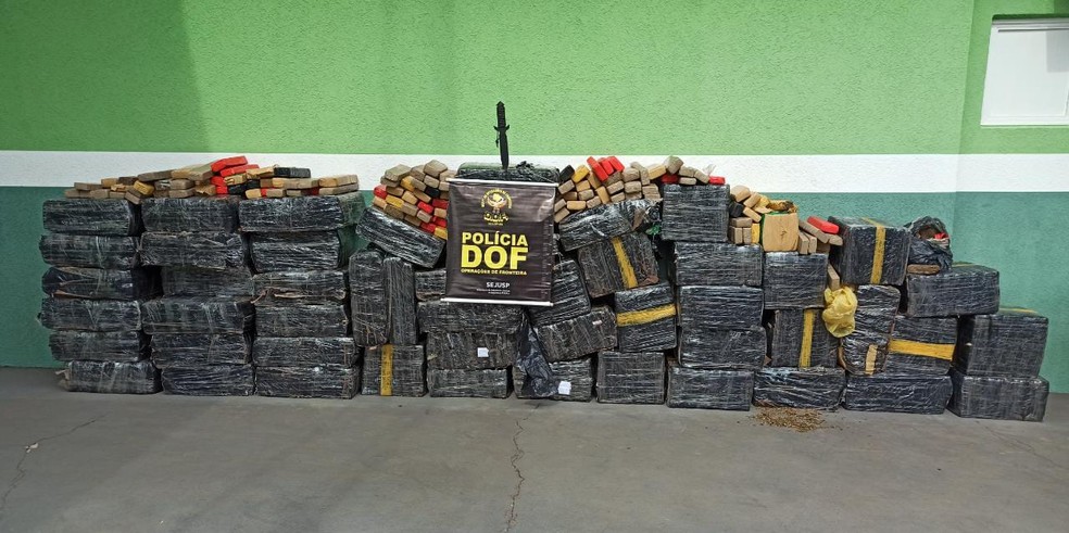 Quase 1,5 tonelada de maconha apreendida e 3 homens presos em rodovia de MS — Foto: DOF/Divulgação