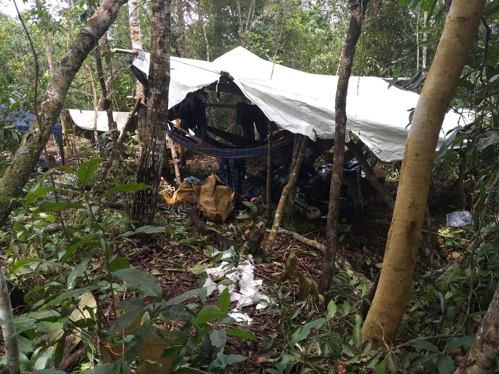 Garimpeiros fizeram barracas improvisadas no local — Foto: Polícia Militar