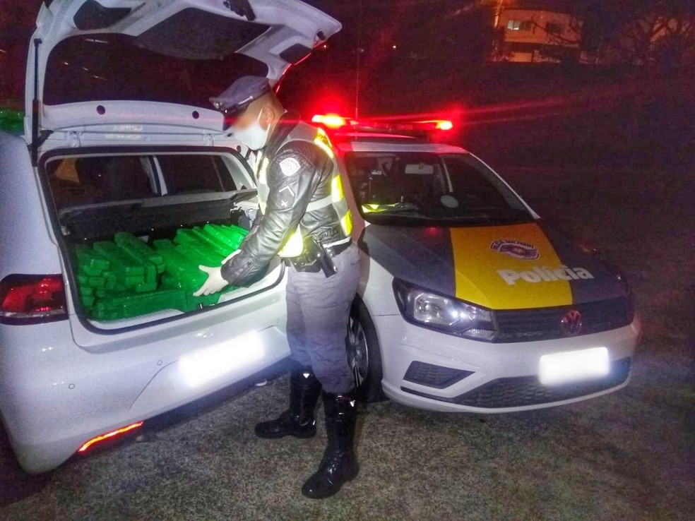 Pol&iacute;cia rodovi&aacute;ria apreende 470 tijolos de maconha dentro de porta-malas de ve&iacute;culo em Boituva &mdash; Foto: Pol&iacute;cia Militar Rodovi&aacute;ria/Divulga&ccedil;&atilde;o