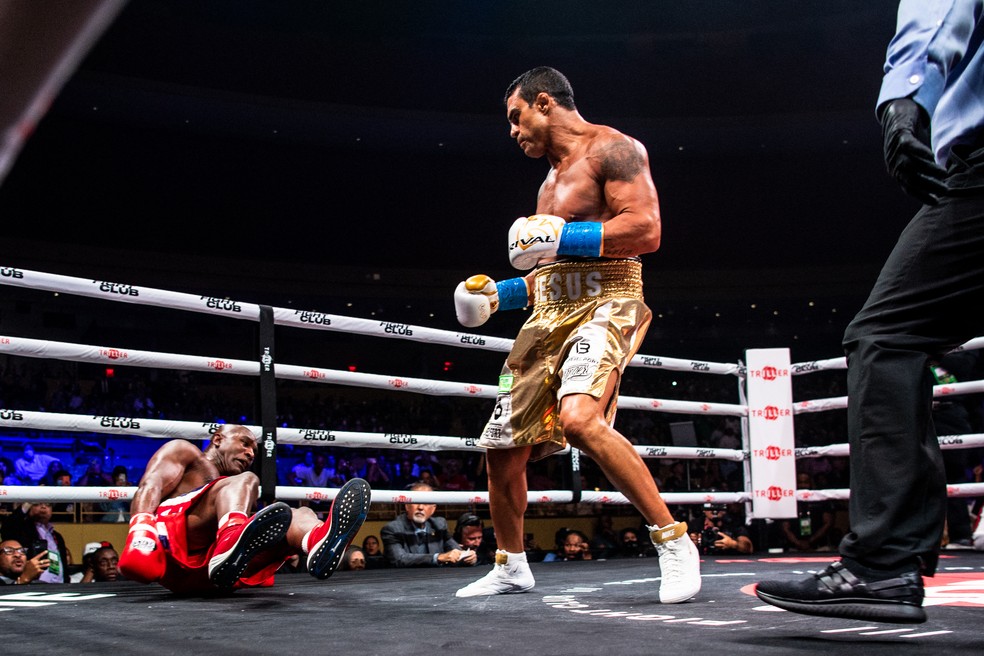 Vitor Belfort derruba Evander Holyfield — Foto: CHANDAN KHANNA / AFP