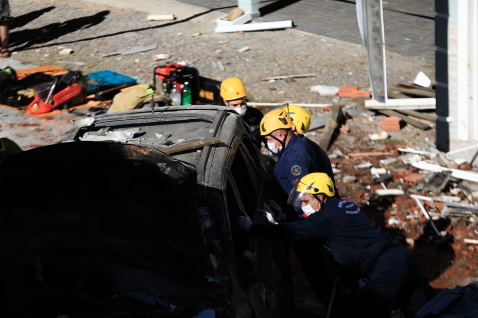 Veículo de morador foi atingido pelos escombros após estrutura desabar — Foto: Diorgenes Pandini/Divulgação