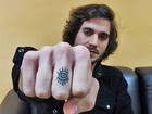 Fiuk exibe suas tatuagens e explica disco voador no braço: 'Uma certeza'