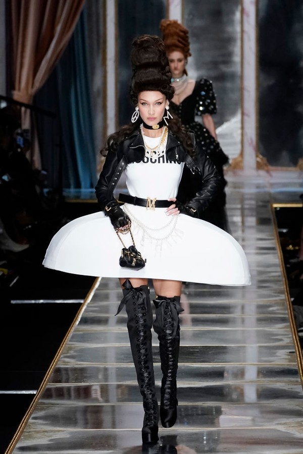 MILAN, ITALY - FEBRUARY 20: Bella Hadid walks the runway during the Moschino fashion show as part of Milan Fashion Week Fall/Winter 2020-2021 on February 20, 2020 in Milan, Italy. (Photo by Pietro S. D'Aprano/Getty Images) (Foto: Getty Images)