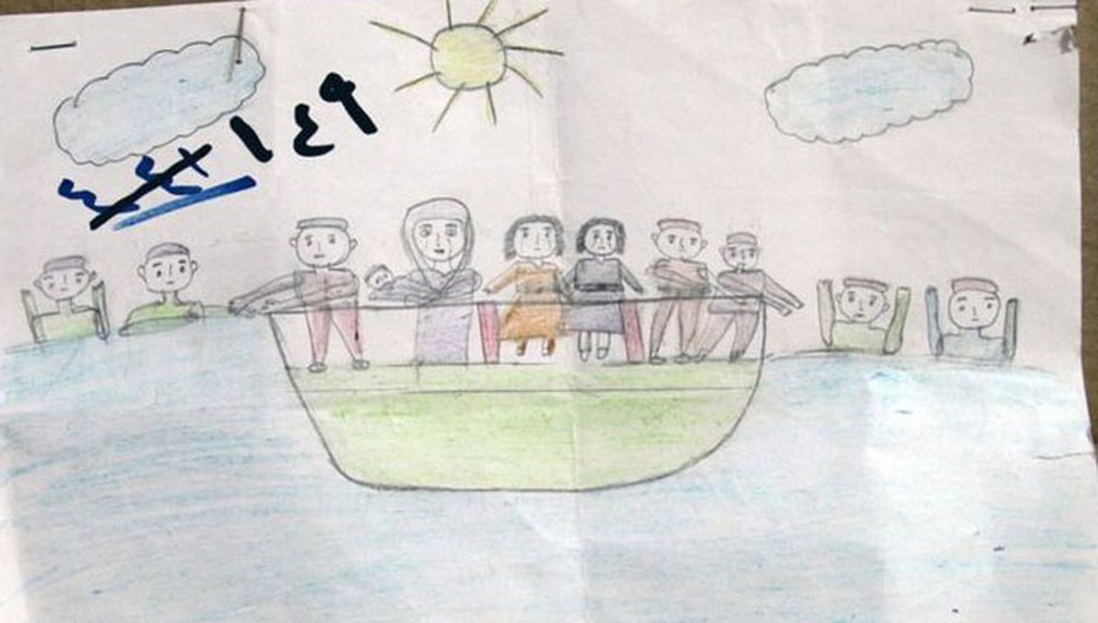 Desenho feito por uma criança mostra uma embarcação no mar com um grupo de pessoas à bordo e outras na água — Foto: Sociedade Médica Sírio-Americana