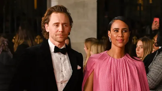 Zawe Ashton, noiva de Tom Hiddleston, o 'Loki' da Marvel, dá à luz o primeiro filho