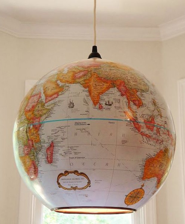 Os lustres em forma de globo terrestre dão um charme vintage e culto aos ambientes (Foto: Pinterest/ Reprodução)