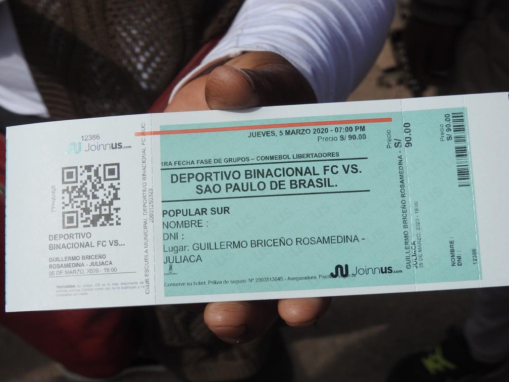 Torcedor mostra ingresso para a partida contra o São Paulo — Foto: Eduardo Rodrigues