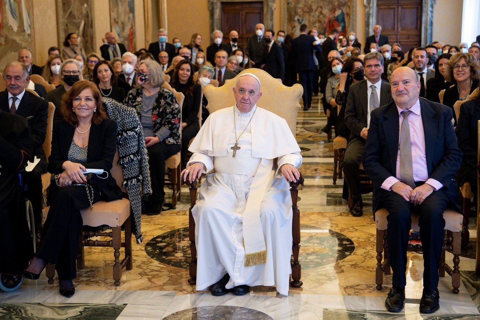 Imagem de 13 de novembro de 2021 mostra o papa Francisco em cerimônia para homenagear os jornalistas Valentina Alazraki e Philip Pullella, veteranos correspondentes no Vaticano  — Foto: Simone Risoluti/Vatican Media via Reuters