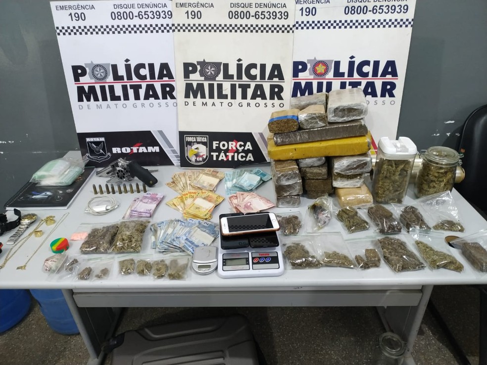 Polícia apreendeu drogas, celulares, balança e revólver — Foto: Polícia Militar/Divulgação