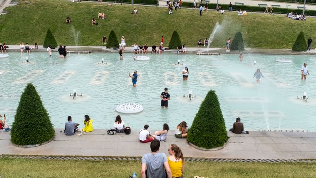 Parisienses tomam banho em fonte pÃºblica (Foto: Getty Images)