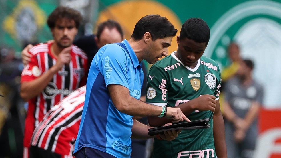 Abel Ferreira dá instruções para Endrick. — Foto: César Greco / Palmeiras