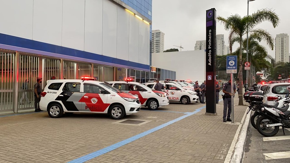 Polícia fecha estação Adolfo Pinheiro do Metrô, em São Paulo, durante ocorrência envolvendo uma vítima nesta terça-feira (8). — Foto: Abrahão Cruz/TV Globo