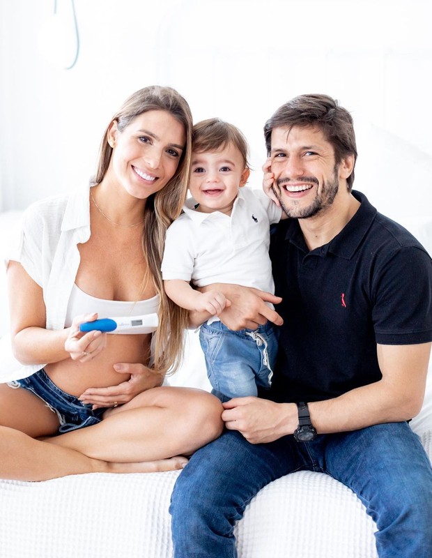 Bia Feres com o marido, Maurício Sirotsky, e o filho, Isaac, anunciam nova gravidez (Foto: Reprodução/Instagram)