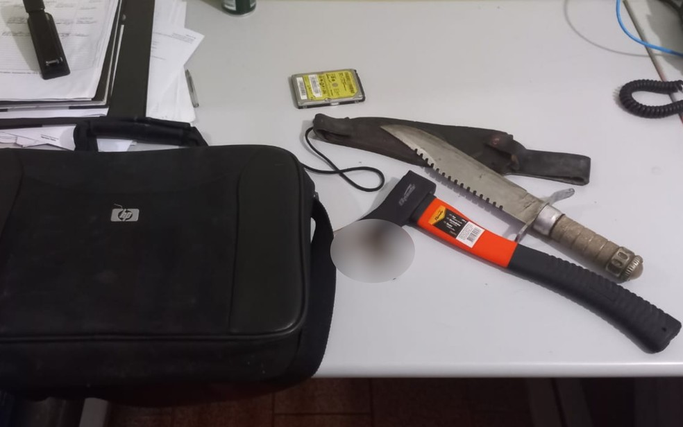 Machado que foi usado no crime, em Santa Terezinha de Goiás — Foto: Divulgação/PM GO