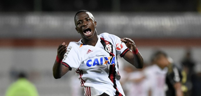 É tri! Vinicius Junior leva enquete de abusado com chapéu na Ilha do Urubu