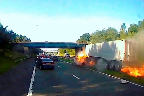 Acidente em estrada inglesa em que morreram três pessoas (Foto: reprodução)