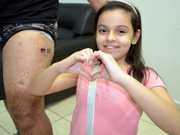 Torneiro mostra as tatuagens na feitas na perna em homenagem a filha em Piracicaba (Foto: Fernanda Zanetti/G1)
