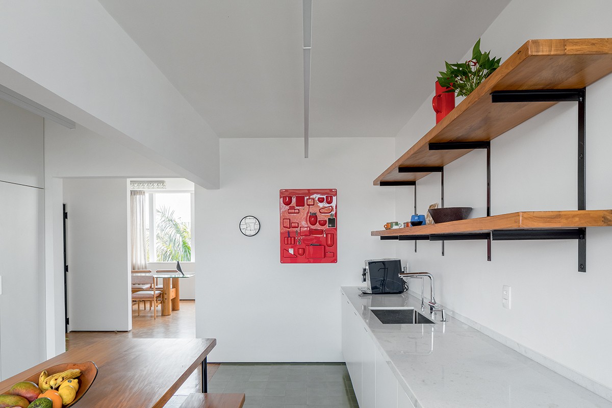 A cozinha quase toda branca tem armários da Kitchens, mesa desenhada por Samuel Lamas e pendentes da Reka (Foto: Haruo Mikami / Divulgação)