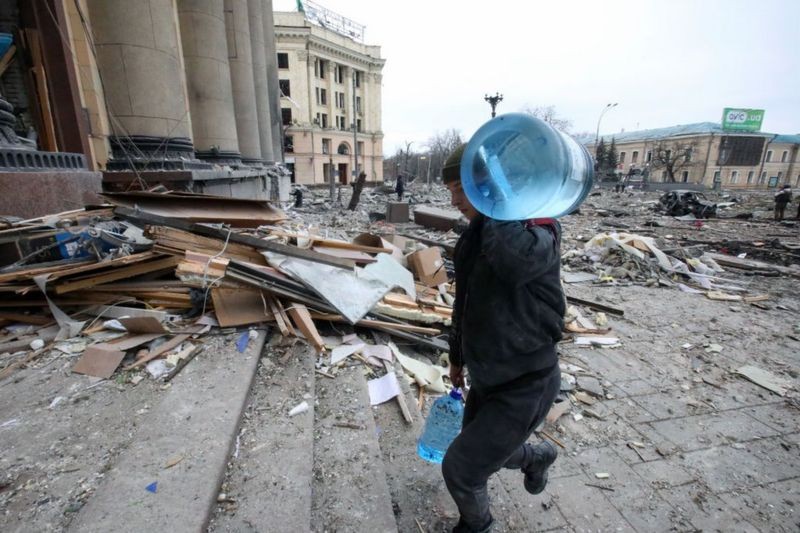 Mísseis e foguetes russos atingiram o coração cultural de Kharkiv, a segunda maior cidade da Ucrânia, em 1º de março (Foto: Getty Images via BBC News)
