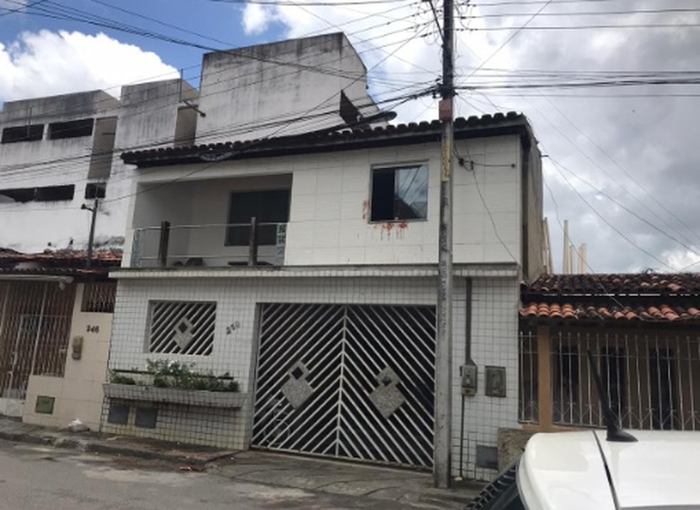 Mulher foi jogada da janela do primeiro andar de casa em Santo Antônio de Jesus — Foto: Site do Voz da Bahia/Thainá Santhos