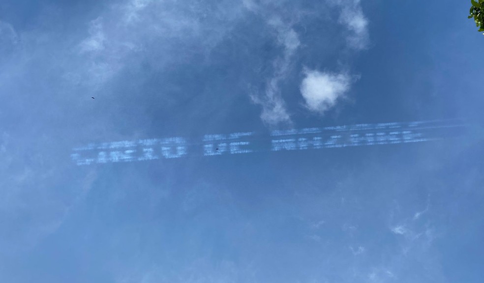 Círio de Nazaré 2021: Esquadrilha da fumaça deixa mensagem no céu de Belém — Foto: Brenda Rachit/ g1 PA