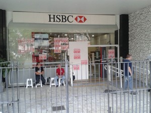 Bancos privados fazem revezamento na greve em Petrópolis (Foto: Inter TV/Rogério de Paula)