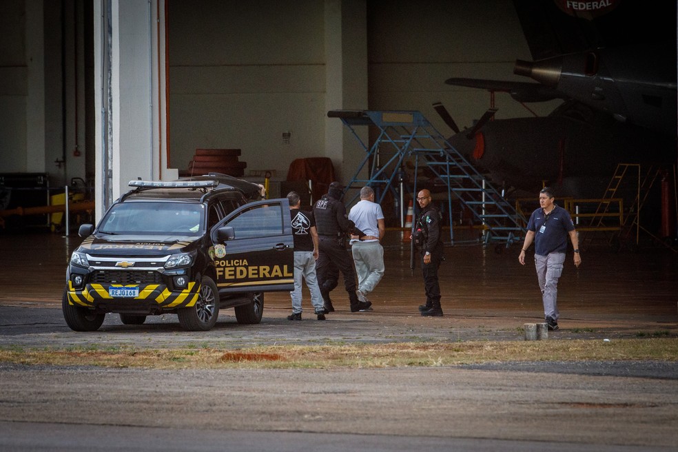 Suel é levado pela Polícia Federal para presídio de segurança máxima em Brasília — Foto: Brenno Carvalho / Agência O Globo