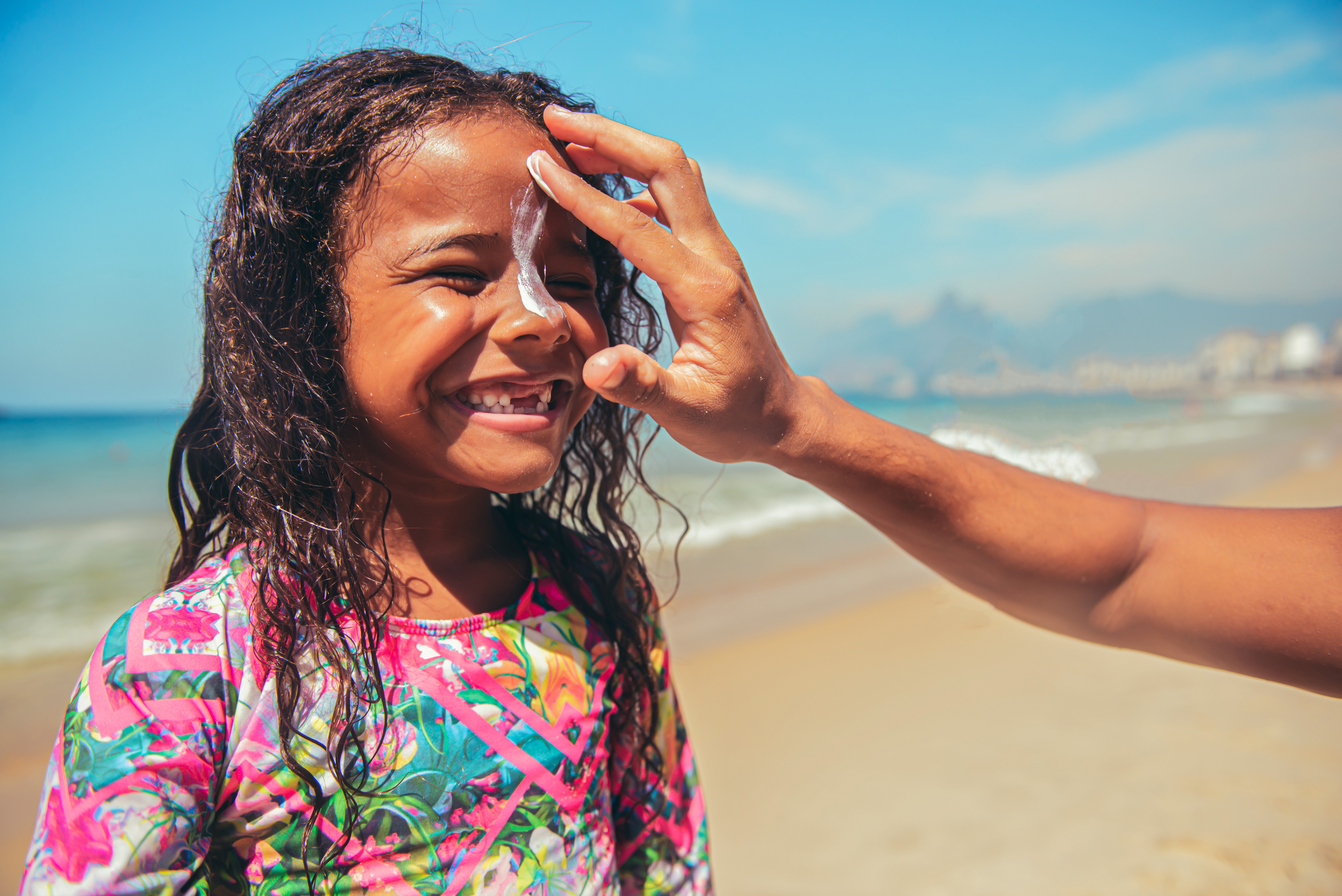Cuidados com a pele das crianças sob o sol (Foto: Getty Images)