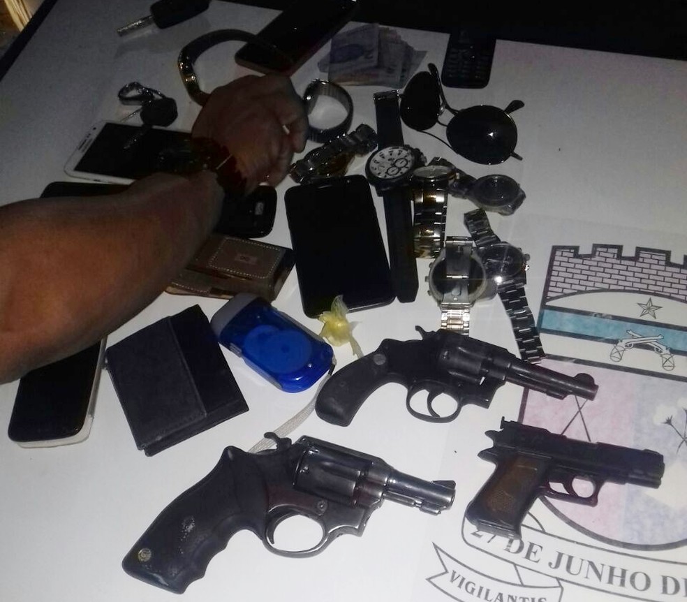 Além das armas apreendidas, objetos roubados também foram recuperados (Foto: Divulgação/PM)