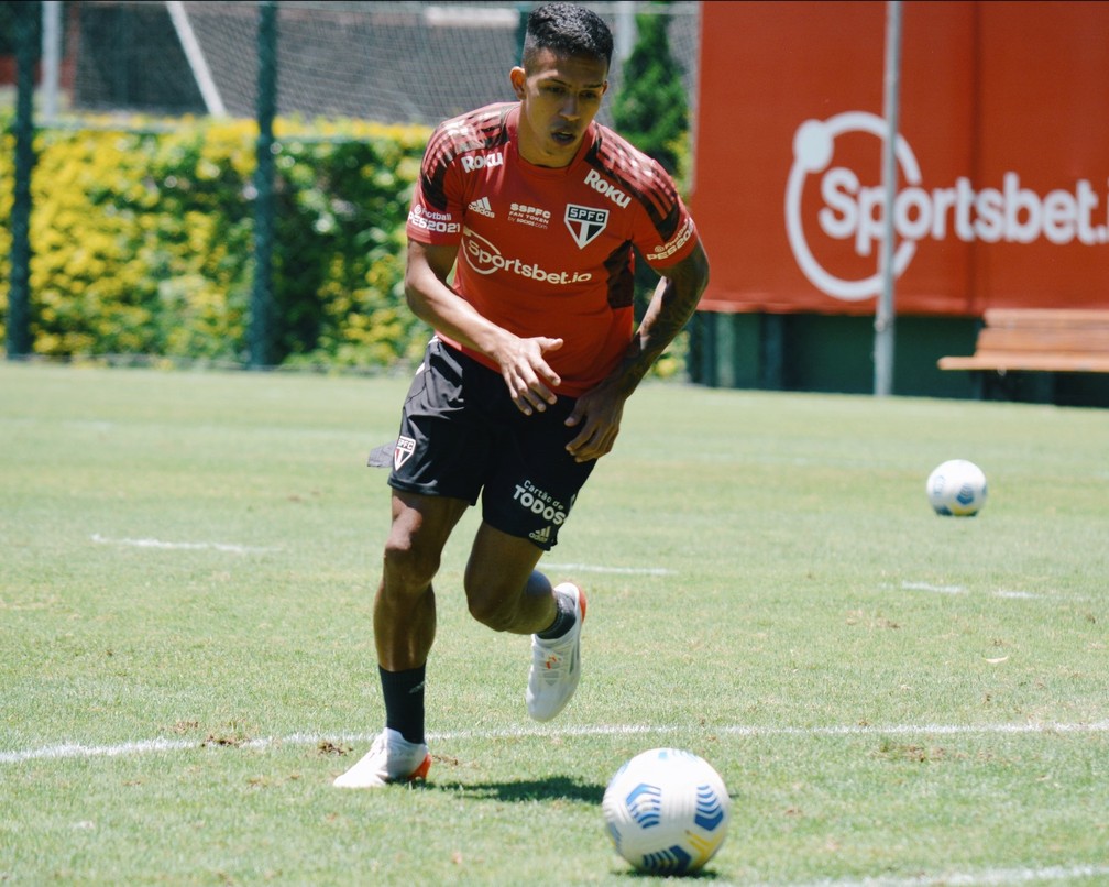 Igor Vinicius chuta a bola durante treino do São Paulo — Foto: Fellipe Lucena / saopaulofc
