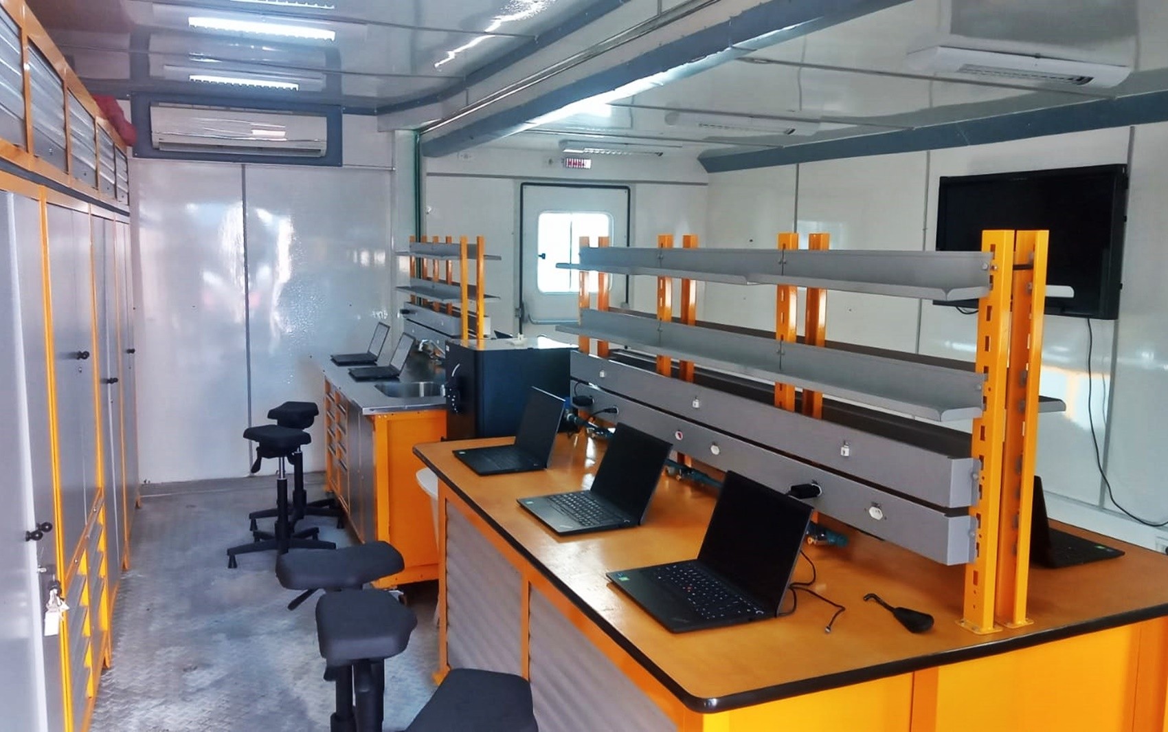 Caminhão do IF Sul de Minas percorre cidades com oficinas gratuitas de robótica para alunos da rede pública