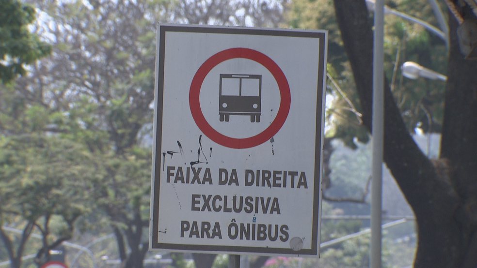Placa identifica faixa exclusiva, mas não informa horários no DF (Foto: TV Globo/Reprodução)