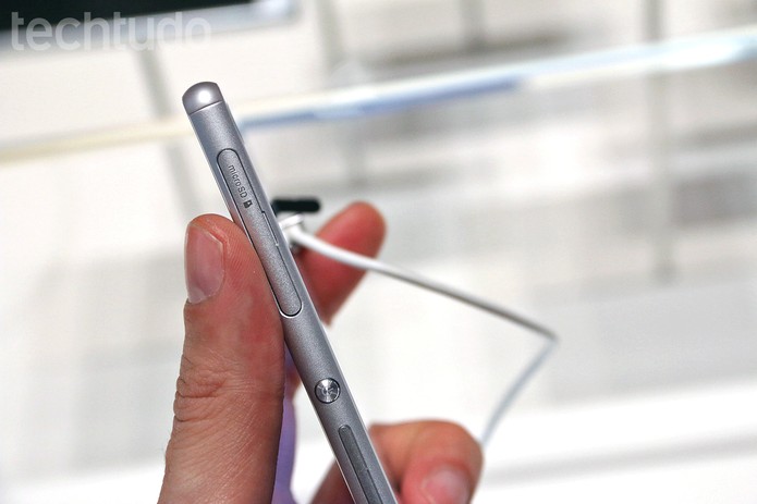 Detalhe da entrada do micro SD no Xperia Z3 (Foto: Fabrício Vitorino/TechTudo) Detalhe da entrada do micro SD no Xperia Z3 (Foto: Fabrício Vitorino/TechTudo)