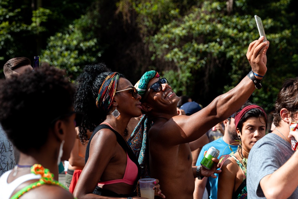 Foliões tiram foto durante desfile do bloco Tarado ni você, em São Paulo, no carnaval de 2015 — Foto: Marcelo Brandt/G1