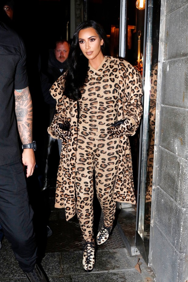 ** RIGHTS: ONLY UNITED STATES, BRAZIL, CANADA ** Paris, FRANCE  - Kim Kardashian seen out and about in Paris. Kim was pictured head-to-toe wearing leopard print, jumpsuit, coat and shoes. Kim was seen shopping at Nice Piece vintage clothingPictured: K (Foto: BACKGRID)